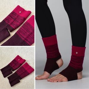 Lululemon Endless Summer Ankle Warmers
Bumble Berry / Heathered Bordeaux Drama
